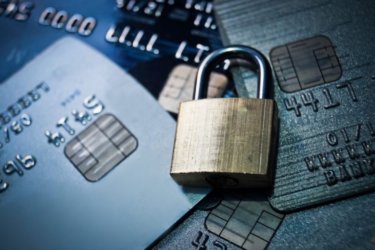 Rischi del phishing e truffe online: cosa si rischia se ci rubano l'identità