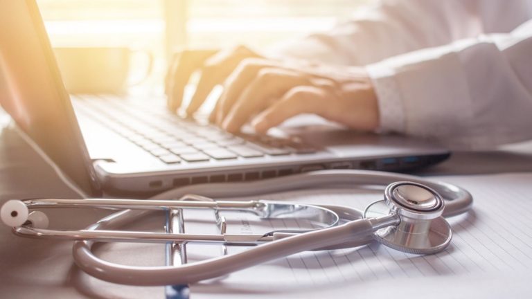 Dati sanitari acquisiti da Facebook, società controllata dalla Croce Rossa baverese sotto inchiesta: tutti i dettagli