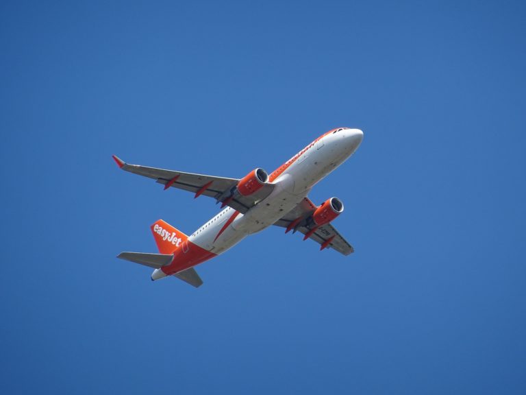 EasyJet, violati i dati di nove milioni di clienti della compagnia aerea: ecco i dettagli