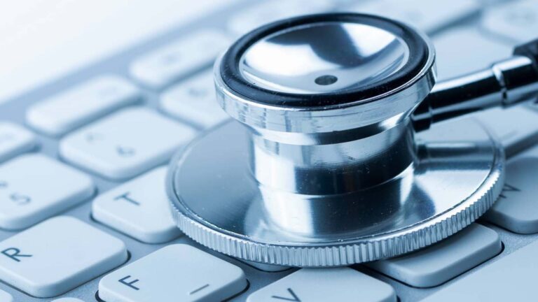 Attacco alla sanità lombarda, disservizi (quasi risolti) negli ospedali di Lecco: quale lezione