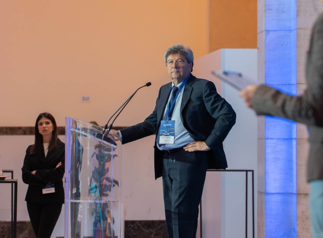 Immagine che contiene vestiti, persona, microfono, Viso umanoIl contenuto generato dall'IA potrebbe non essere corretto.