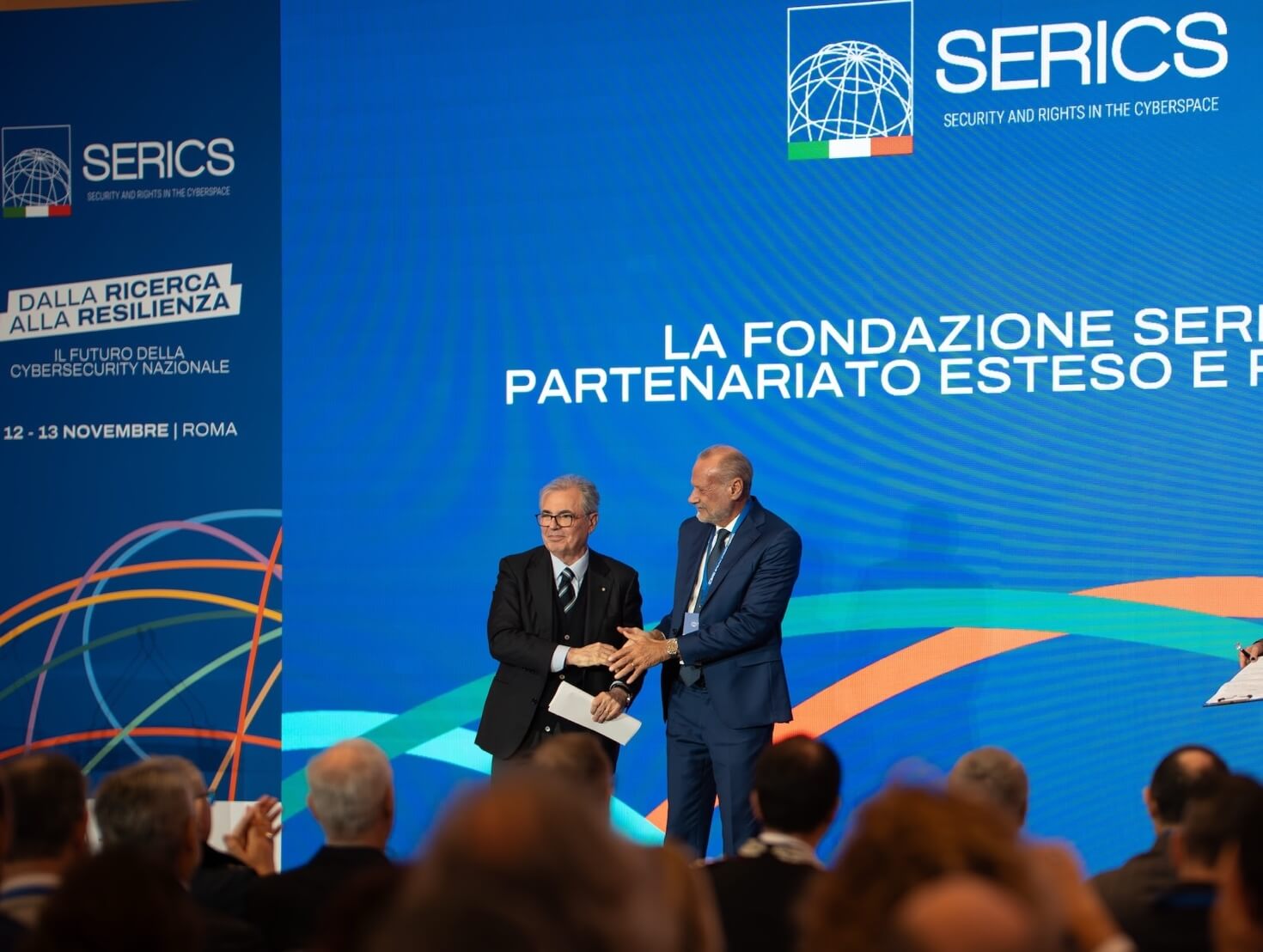 Immagine che contiene vestiti, uomo, abito, testoIl contenuto generato dall'IA potrebbe non essere corretto.