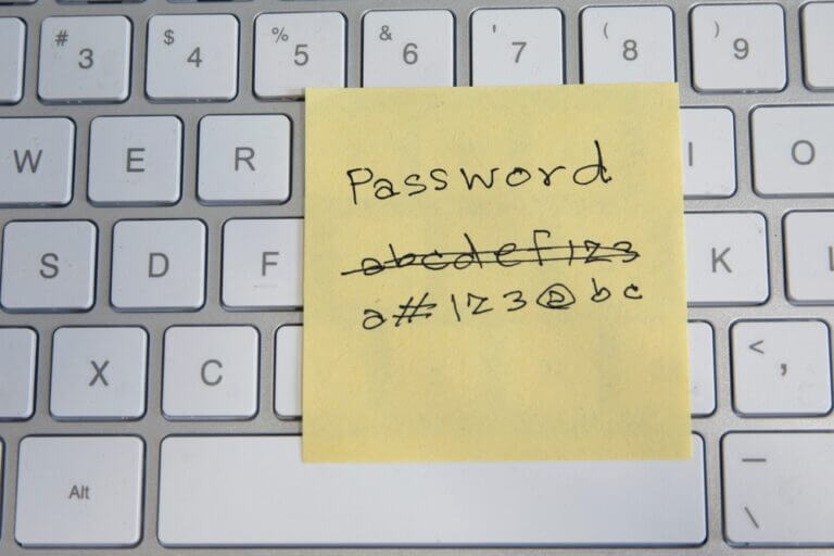 Le Funzioni Principali: Cosa Fa Concretamente L'efficienza di un password manager si misura sulla sua capacità di integrarsi nei flussi di lavoro quotidiani senza generare attriti operativi. NordPass assolve a questo compito attraverso quattro macro-funzionalità: 1. Archiviazione e Compilazione Automatica (Autofill) Il software memorizza le credenziali di qualsiasi servizio web, applicazione o pannello di controllo. Tramite estensioni per browser (Chrome, Firefox, Safari, Edge) e applicazioni mobile, NordPass riconosce la pagina di login e compila automaticamente i campi di testo con i dati corretti, velocizzando l'accesso ai sistemi aziendali. 2. Generazione di Password Sicure Per contrastare il fenomeno della duplicazione delle chiavi d'accesso – una delle principali cause di vulnerabilità informatica –, lo strumento integra un generatore algoritmico. Questo sistema crea istantaneamente stringhe casuali ad alta complessità (combinando lettere maiuscole e minuscole, numeri e caratteri speciali), calibrate secondo i requisiti di sicurezza impostati dall'azienda. 3. Condivisione Protetta dei Dati All'interno di un team è frequente la necessità di condividere l'accesso a strumenti comuni (es. account pubblicitari, piattaforme di fatturazione, database). NordPass permette di condividere le credenziali in modo sicuro tra singoli utenti o interi reparti. Gli amministratori possono decidere se mostrare la password in chiaro o consentire il login automatico al collaboratore senza che quest'ultimo possa visualizzare la chiave reale. 4. Monitoraggio delle Violazioni (Threat Intelligence) La piattaforma analizza costantemente i database pubblici e i mercati del dark web per verificare se le email aziendali o le password in uso siano state coinvolte in data breach esterni. In caso di riscontro positivo, il sistema invia un avviso immediato per imporre la modifica della credenziale compromessa prima che venga sfruttata da attori malevoli. Il Valore Strategico per l'Azienda L'adozione di un gestore di password aziendale risponde a precise esigenze economiche, operative e di conformità normativa: Innalzamento della postura di sicurezza: Riduce drasticamente il rischio di attacchi basati su credential stuffing e ingegneria sociale, proteggendo il perimetro digitale dell'impresa. Ottimizzazione dei costi IT: Una percentuale rilevante delle richieste di assistenza ai reparti IT riguarda il ripristino delle password dimenticate. Automatizzare il processo azzera i tempi morti per i dipendenti e alleggerisce il carico di lavoro dei tecnici. Controllo centralizzato del Turnver: Attraverso un pannello di amministrazione unico, i responsabili aziendali possono effettuare l'onboarding immediato dei nuovi assunti (fornendo l'accesso ai software di competenza) o revocare ogni autorizzazione con un solo clic in caso di offboarding, scongiurando il rischio di accessi non autorizzati post-licenziamento.