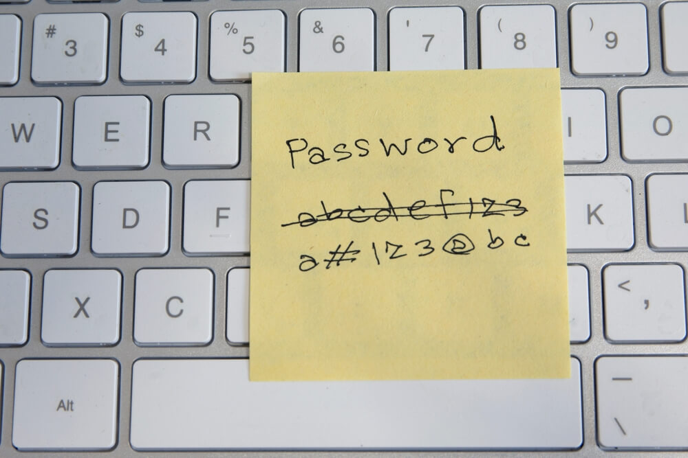 Le Funzioni Principali: Cosa Fa Concretamente L'efficienza di un password manager si misura sulla sua capacità di integrarsi nei flussi di lavoro quotidiani senza generare attriti operativi. NordPass assolve a questo compito attraverso quattro macro-funzionalità: 1. Archiviazione e Compilazione Automatica (Autofill) Il software memorizza le credenziali di qualsiasi servizio web, applicazione o pannello di controllo. Tramite estensioni per browser (Chrome, Firefox, Safari, Edge) e applicazioni mobile, NordPass riconosce la pagina di login e compila automaticamente i campi di testo con i dati corretti, velocizzando l'accesso ai sistemi aziendali. 2. Generazione di Password Sicure Per contrastare il fenomeno della duplicazione delle chiavi d'accesso – una delle principali cause di vulnerabilità informatica –, lo strumento integra un generatore algoritmico. Questo sistema crea istantaneamente stringhe casuali ad alta complessità (combinando lettere maiuscole e minuscole, numeri e caratteri speciali), calibrate secondo i requisiti di sicurezza impostati dall'azienda. 3. Condivisione Protetta dei Dati All'interno di un team è frequente la necessità di condividere l'accesso a strumenti comuni (es. account pubblicitari, piattaforme di fatturazione, database). NordPass permette di condividere le credenziali in modo sicuro tra singoli utenti o interi reparti. Gli amministratori possono decidere se mostrare la password in chiaro o consentire il login automatico al collaboratore senza che quest'ultimo possa visualizzare la chiave reale. 4. Monitoraggio delle Violazioni (Threat Intelligence) La piattaforma analizza costantemente i database pubblici e i mercati del dark web per verificare se le email aziendali o le password in uso siano state coinvolte in data breach esterni. In caso di riscontro positivo, il sistema invia un avviso immediato per imporre la modifica della credenziale compromessa prima che venga sfruttata da attori malevoli. Il Valore Strategico per l'Azienda L'adozione di un gestore di password aziendale risponde a precise esigenze economiche, operative e di conformità normativa: Innalzamento della postura di sicurezza: Riduce drasticamente il rischio di attacchi basati su credential stuffing e ingegneria sociale, proteggendo il perimetro digitale dell'impresa. Ottimizzazione dei costi IT: Una percentuale rilevante delle richieste di assistenza ai reparti IT riguarda il ripristino delle password dimenticate. Automatizzare il processo azzera i tempi morti per i dipendenti e alleggerisce il carico di lavoro dei tecnici. Controllo centralizzato del Turnver: Attraverso un pannello di amministrazione unico, i responsabili aziendali possono effettuare l'onboarding immediato dei nuovi assunti (fornendo l'accesso ai software di competenza) o revocare ogni autorizzazione con un solo clic in caso di offboarding, scongiurando il rischio di accessi non autorizzati post-licenziamento.