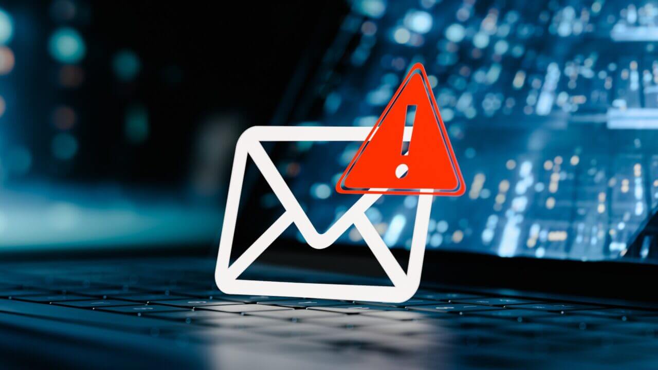 e-mail Interpol ransomware; L'AI inventa un nuovo ransomware nel browser, per un'allucinazione: il rischio vero è che riduce la soglia tecnica